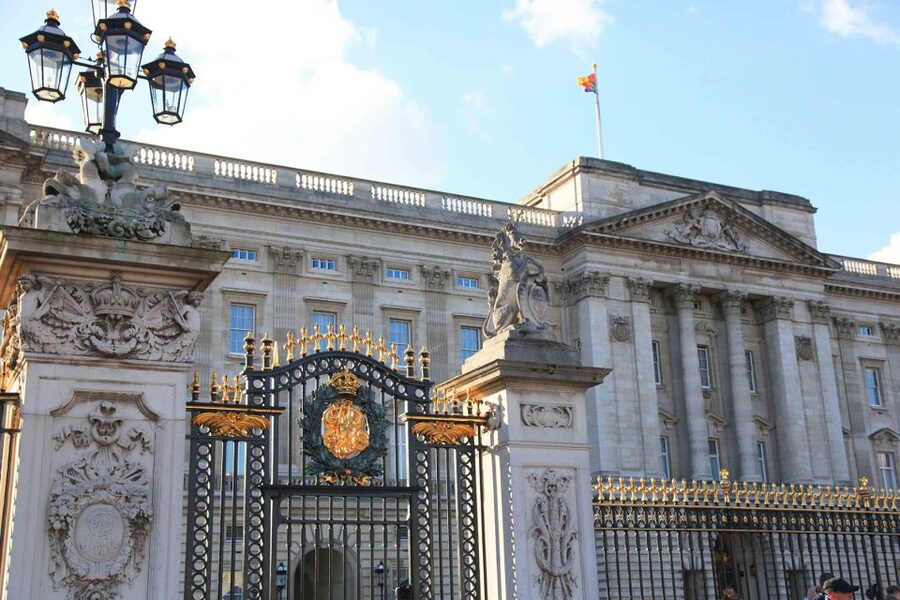 London: Buckingham Palace Entry Ticket & Royal Walking Tour - St James’s Park, St James’s Palace photo stop, and Clarence House context