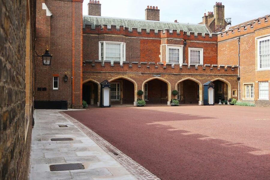 London: Buckingham Palace State Rooms & Royal Walking Tour - Walking down The Mall like it is a ceremony route