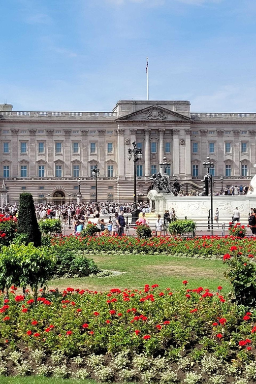 London: Buckingham Palace State Rooms & Royal Walking Tour - Meeting at the Queen Victoria Memorial, and how the tour starts off smoothly