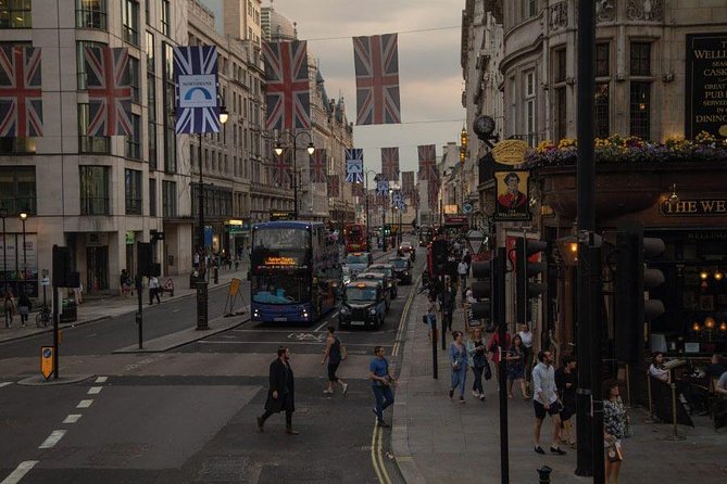 London by Night Sightseeing Open Top Bus Tour with Live Guide - Live Guide Style: Stories, Humor, and That 90-Minute Flow