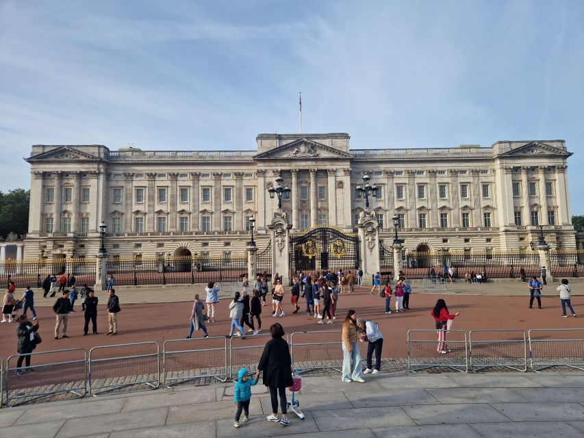 London by taxi: Highlights Tour in a real London Black Cab. - Tower of London, Tower Bridge, and HMS Belfast views you will remember