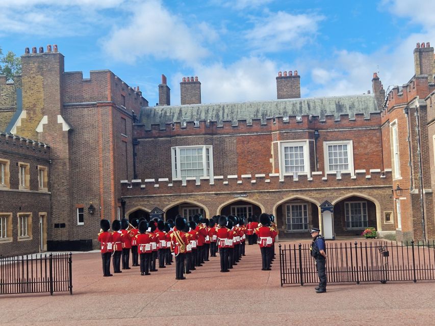 London by taxi: Highlights Tour in a real London Black Cab. - Leadenhall Market and Wapping: markets and side streets with character