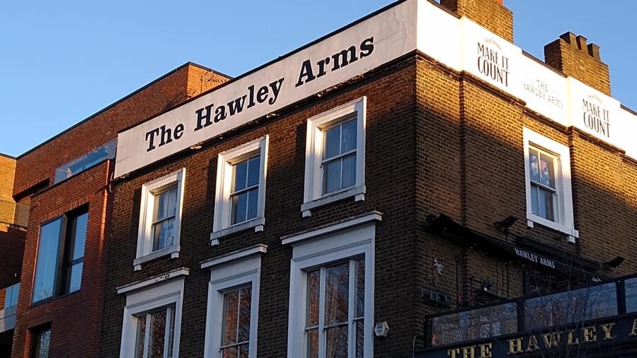 London: Camden Rock and Roll Music Walking Tour - How the guide keeps it engaging in a 2-hour format