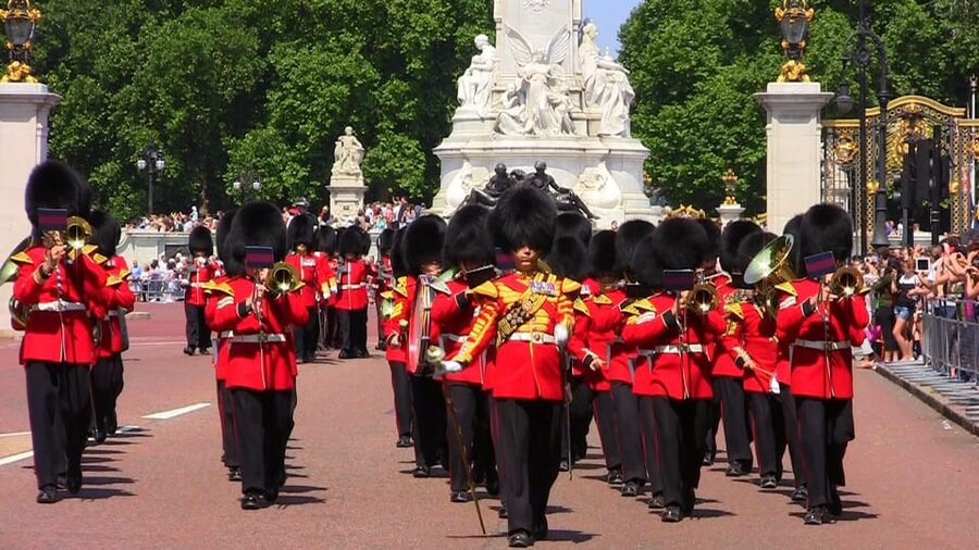 London: Changing of the Guard Guided Tour Experience - What to Expect from Your Guide, Especially Adrian