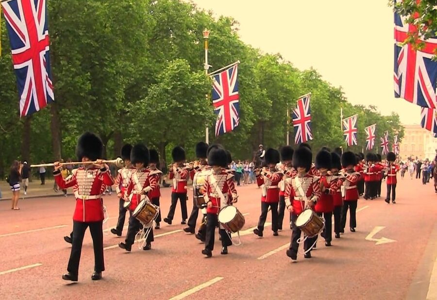 London: Changing of the Guard Guided Tour Experience - St James’s Palace: The Stories Behind the Stops