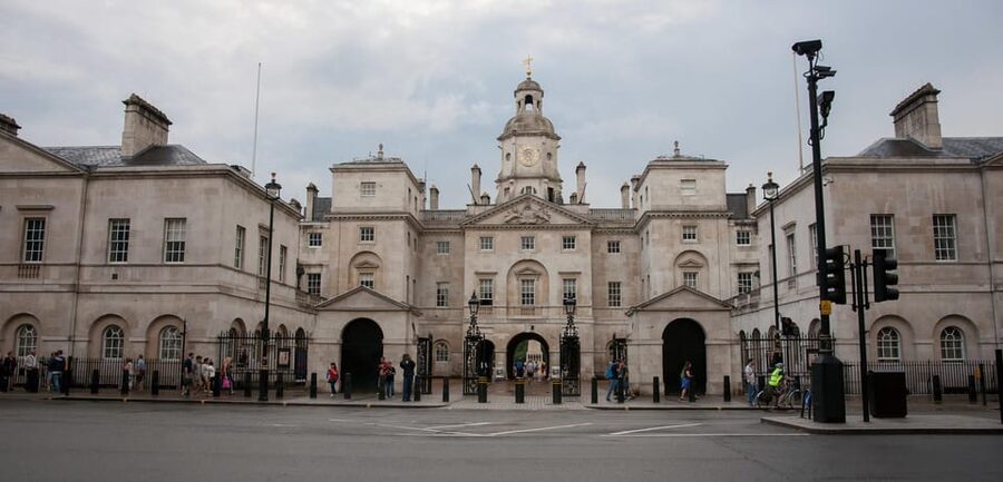London: Changing of the Guard Guided Tour Experience - The Royal Walk: Buckingham Palace, Clarence House, and Whitehall
