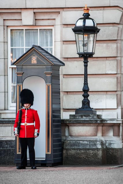 London: Changing of the Guard Self Guided Best Locations - Why the Changing of the Guard still works for first timers