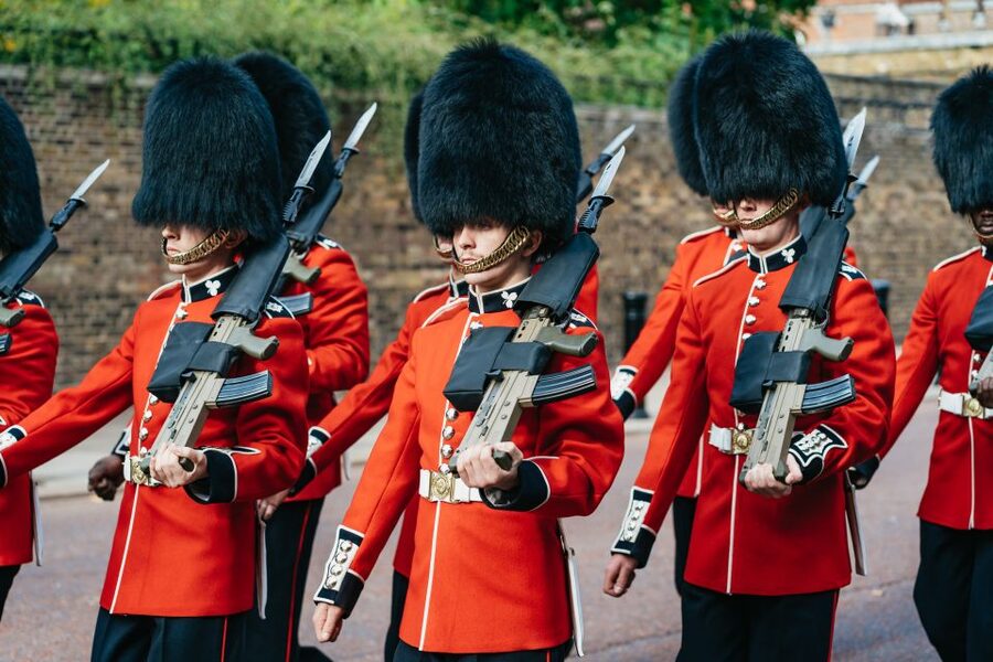 London: Changing of The Guard Tour - Timing, weather, and when the Army changes the plan
