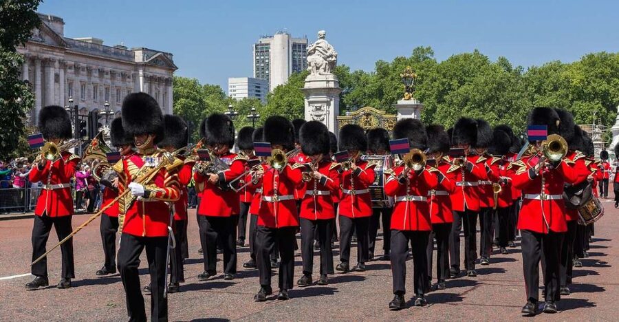 London: Changing of the Guard Tour at Buckingham Palace - Key highlights to know before you go