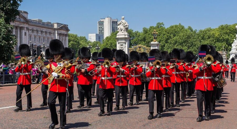 London: Changing of the Guard Tour at Buckingham Palace - St James’s Park walk: the calm part that helps you stay focused