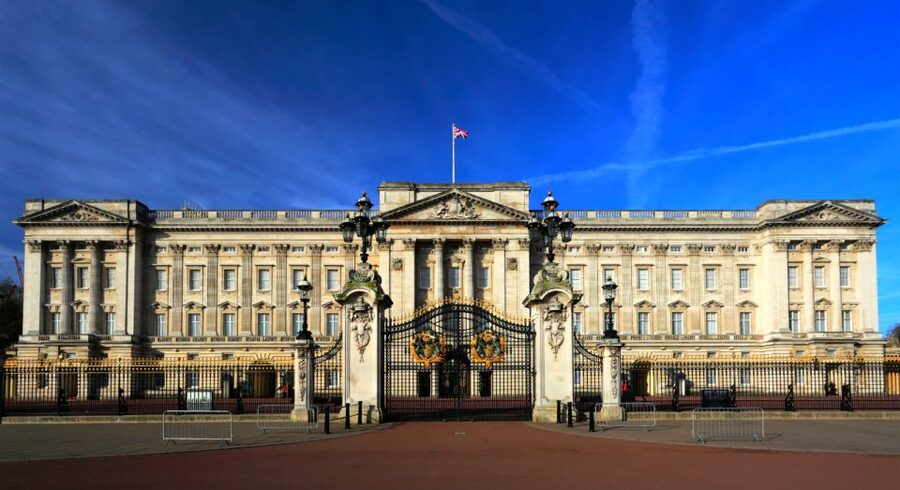 London: Changing of the Guard Tour at Buckingham Palace - Meeting at Victoria Palace Theatre and keeping the day smooth