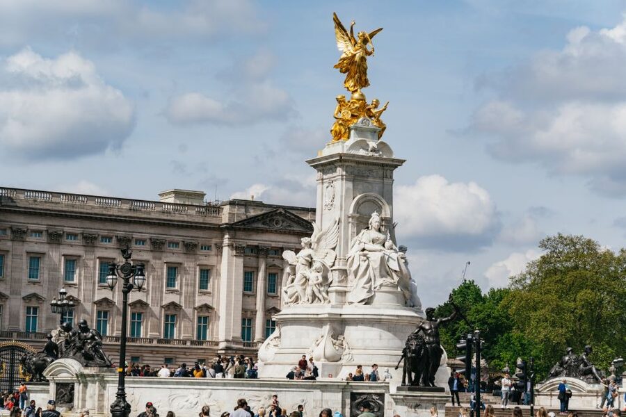 London: Changing of the Guard Tour by Buckingham Palace - The Buckingham Palace photo stop: short time, smart focus