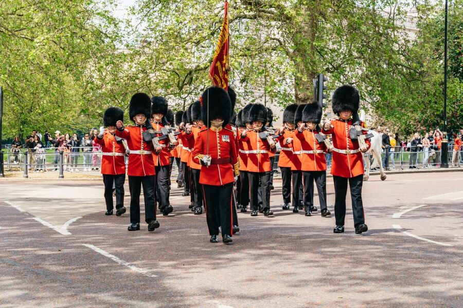 London: Changing of the Guard Tour by Buckingham Palace - Drop-offs that expand your options: King’s Gallery and beyond
