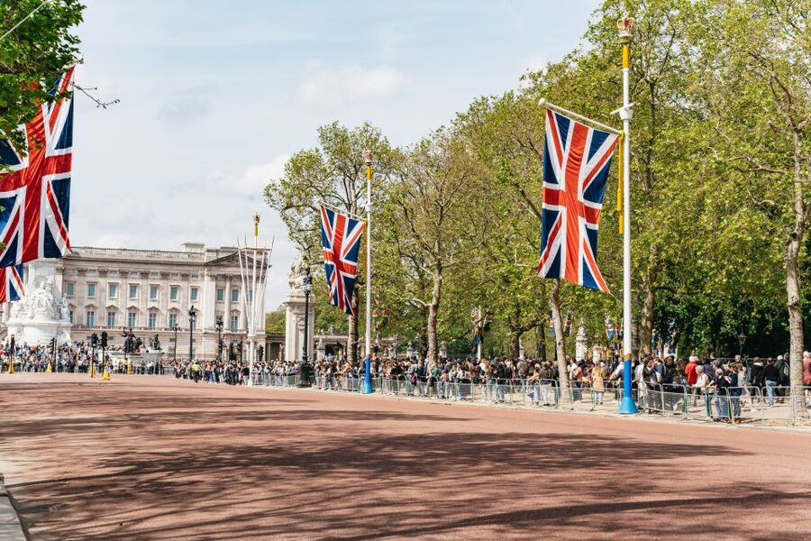 London: Changing of the Guard Tour by Buckingham Palace - Real talk about crowds, hearing the guide, and photo anxiety