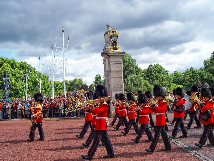 London Changing of the Guard Tour - Front Row 12 guests 2,5h - A Parade That Turns Into a Route, Not Just a Show