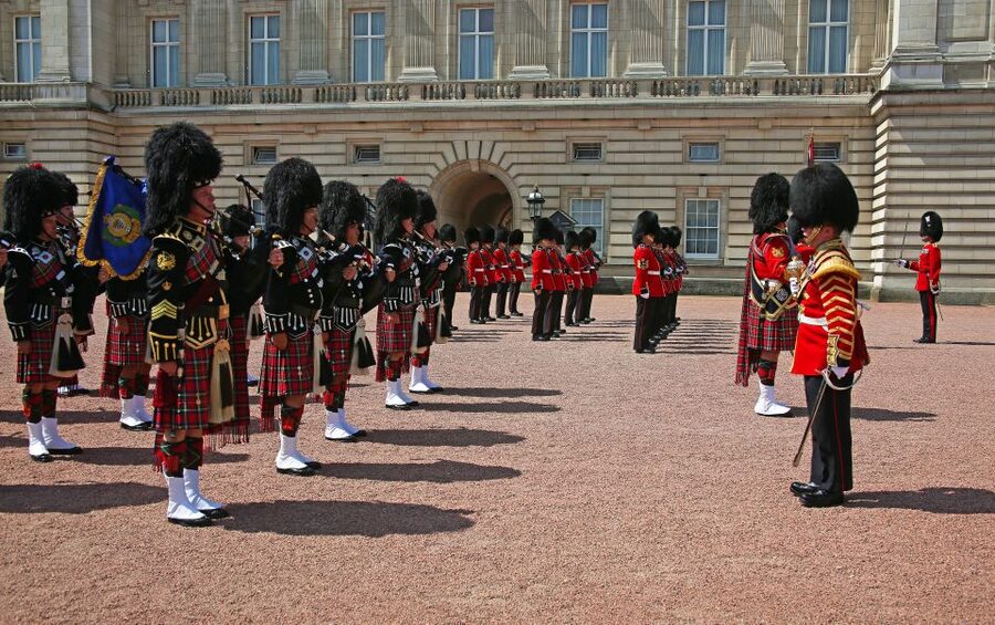 London Changing of the Guard Tour - Front Row 12 guests 2,5h - Horse Guards Parade at Whitehall, the Horses and the Ceremony