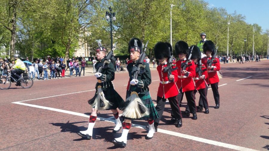 London: Changing of the Guard Walking Tour - Why the Mall route beats the single-gate strategy
