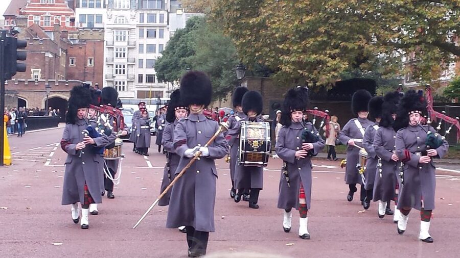 London: Changing of the Guard Walking Tour - Photo strategy: where the best shots come from