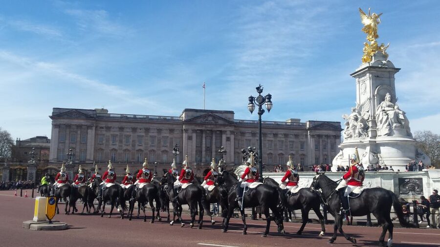 London: Changing of the Guard Walking Tour - Comfort and mobility: shoes, steps, and pace