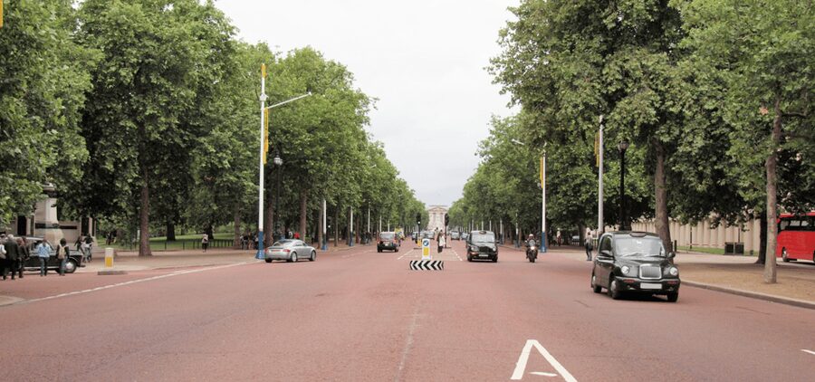 London: Changing of the Guard with a an APP - The Buckingham Palace View Point, designed for the whole ceremony