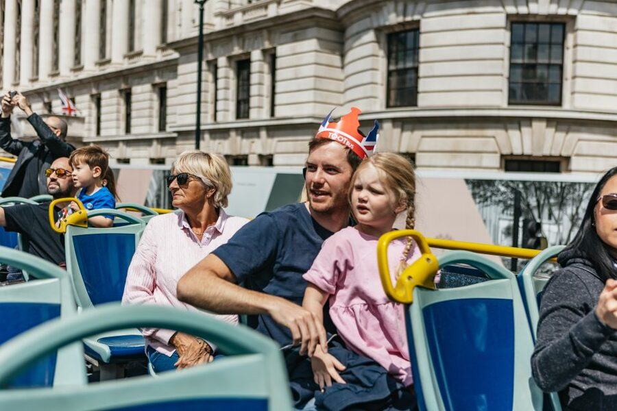 London: Children's Open Top Bus Tour - Piccadilly Circus and the Challenge of Keeping Kids Focused
