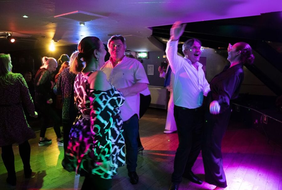 London: Dinner Cruise with Elvis Tribute on the Thames River - The three-course dinner, including tea or coffee