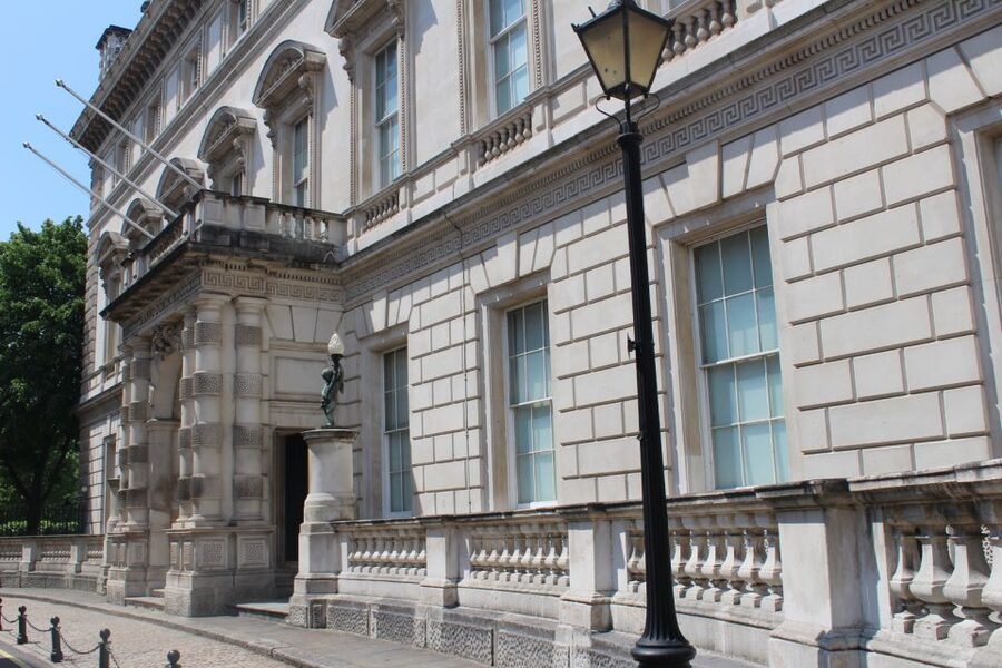 London: Downton Abbey Guided Walking Tour - Branson’s love confession to Lady Sybil, right where it lands
