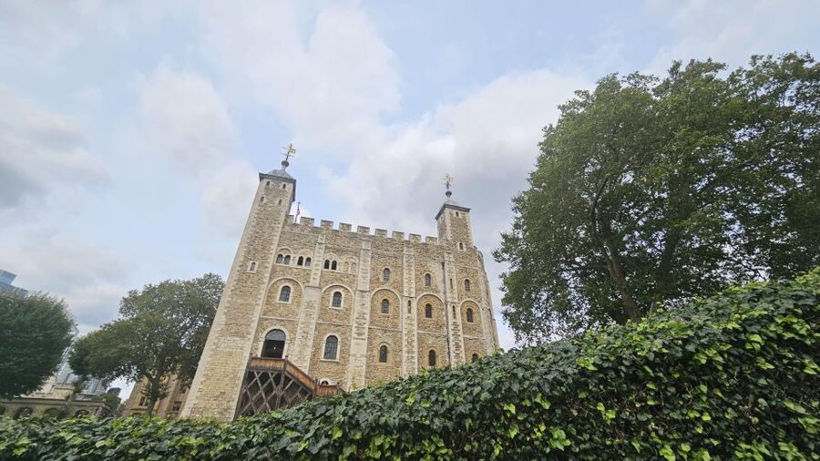 London: Easy Access Tower of London and Crown Jewels Tour - Tower Hill start, timed entry, and how you avoid the worst crowd pain