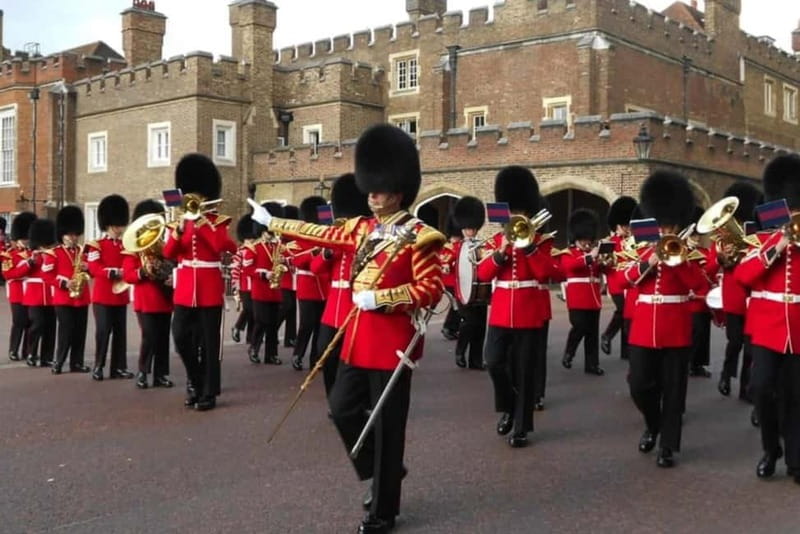 London: Essential Tour and Changing of the Guard, in Spanish - From Trafalgar Square to Royal Ceremonies in 2.5 Hours