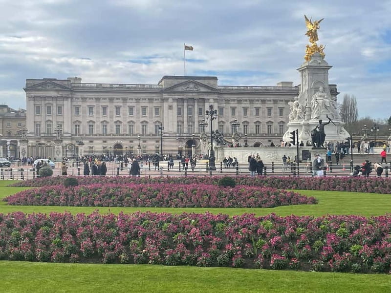 London: Essential Tour and Changing of the Guard, in Spanish - Trafalgar Square start: find the yellow umbrella