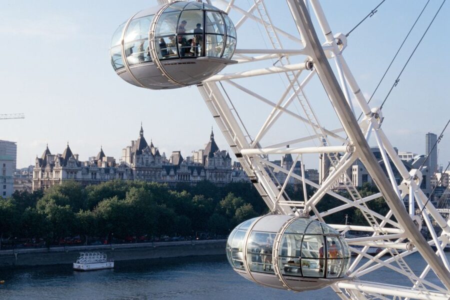 London Eye Private Capsule Experience for Couples or Groups - Optional add-ons: champagne and additional host support