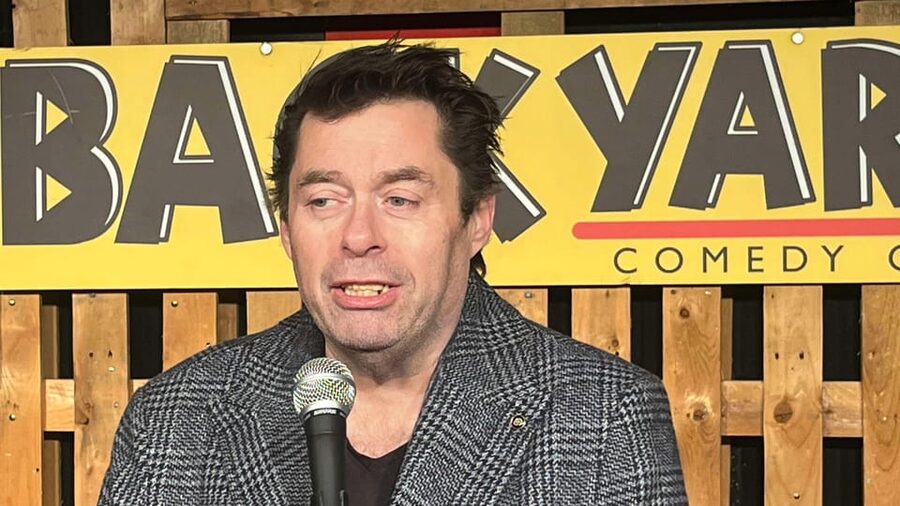 London: Friday Night at The Backyard Comedy Club - The bar, the pause, and the pizza that keeps things easy