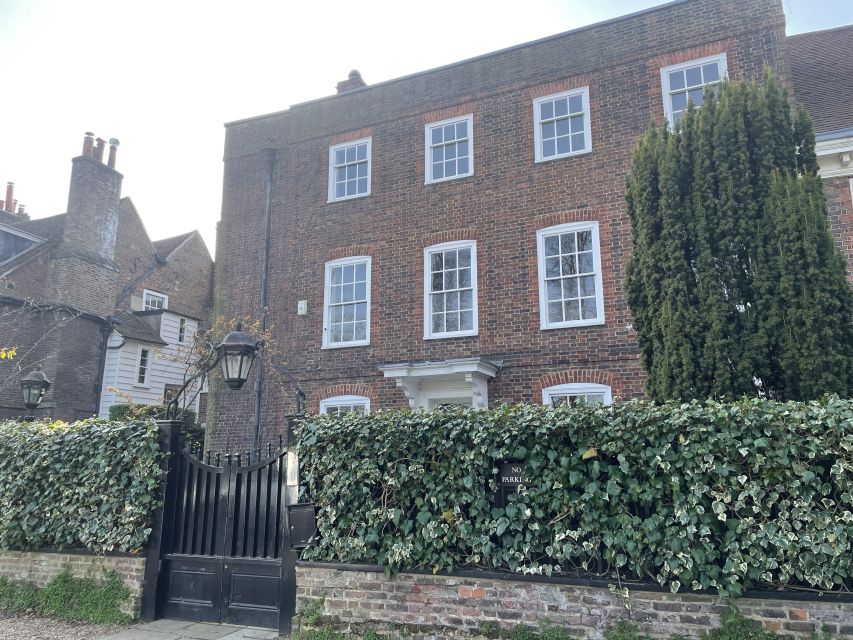 London: George Michael Tour by Black Taxi - Stop 4: Picture Outside George’s North London Home