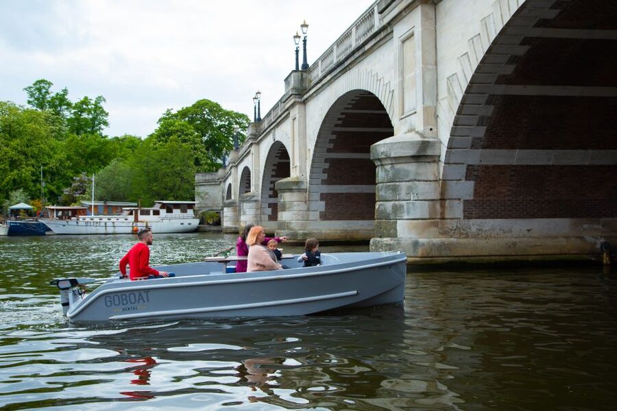 London: GoBoat Rental in Kingston upon Thames - Steering your own Thames route (1 to 4 hours) without the stress
