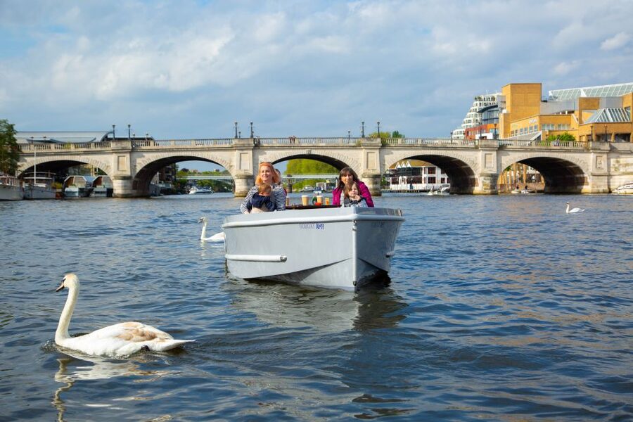 London: GoBoat Rental in Kingston upon Thames - Picnic sailing: turning food into part of the sightseeing