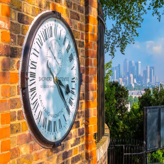 London: Greenwich Highlights Private Tour and Thames Cruise - Starting at Greenwich Theatre, then scaling to the skyline views