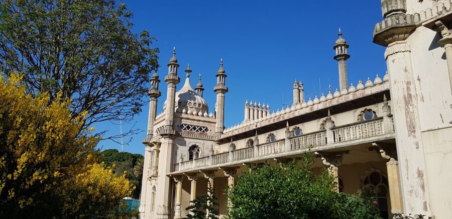 London: Guided Day Trip to Brighton and Seven Sisters - The guide and multilingual support