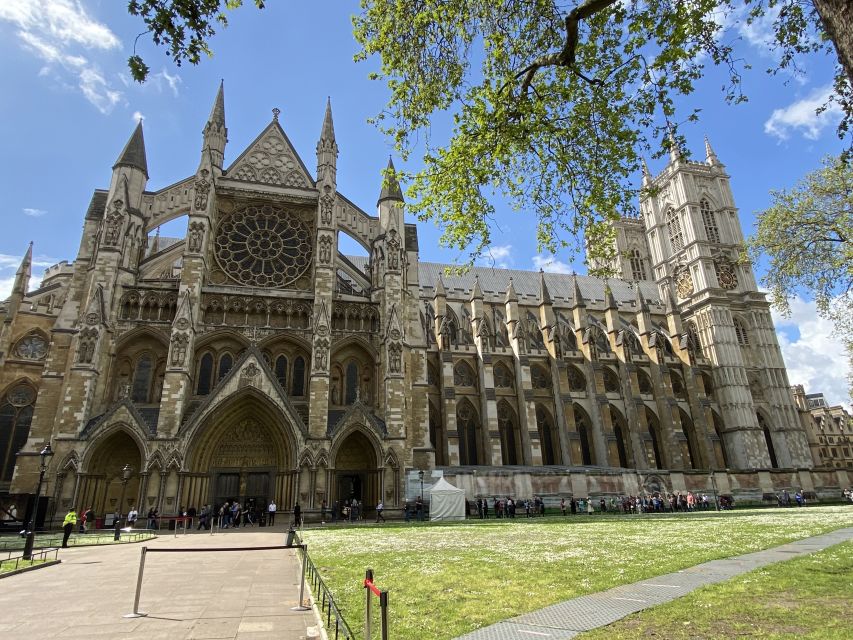 London: Guided Westminster Abbey Tour and Refreshments - The Abbey route: St Edward’s shrine, royal tombs, and major memorials