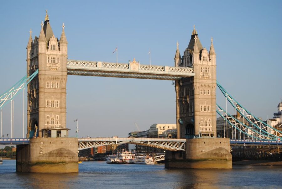 London Half-Day Private Chauffeur Driven Tour - Tower of London and the Crown Jewels Area: Fast Context That Changes How You Look