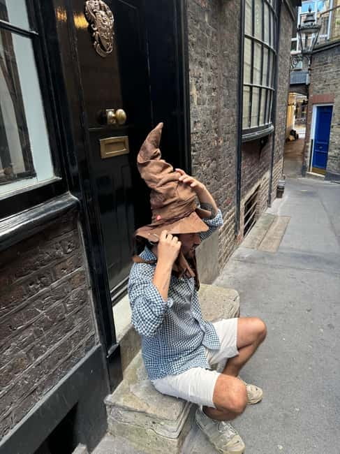 London: Harry Potter Tour in English, discover spells and secrets! - Your 2.5 hours: Sorting Hat, wand lending, and spell learning