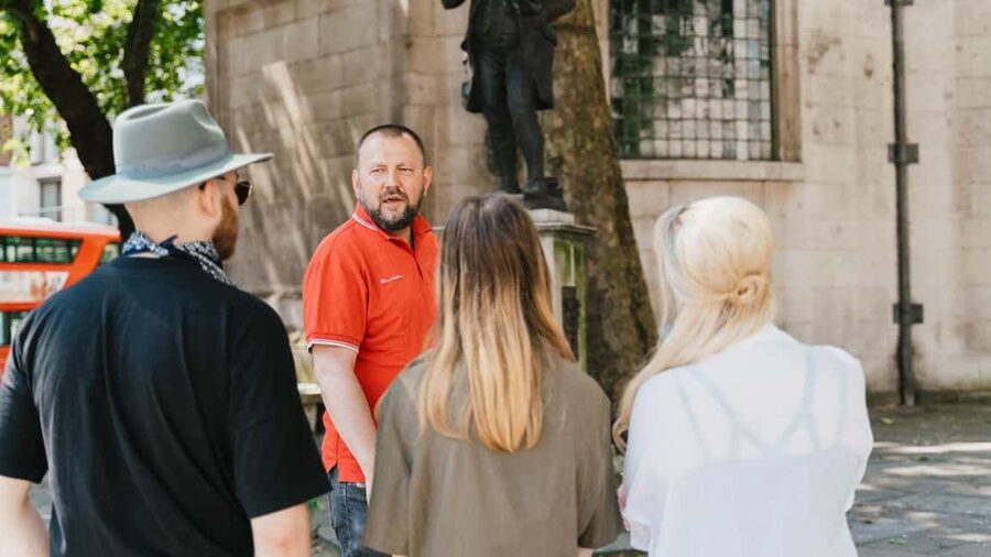 London: Historic City Walking Tour(& Rooftop Garden Access<em>) – Key things that make this walk worth your time’ /></p>
<ul>
<li><strong>Roman-to-tall-today route</strong> through the old City, with context for where everything fits</li>
<li><strong>Tower of London and Tower Bridge</strong> close up, with guide stories that make the landmarks click</li>
<li><strong>Bank of England vault fact</strong>: 310 tonnes of solid gold bars (yes, really)</li>
<li><strong>Great Fire story and the Monument</strong> to see what was built after 1666</li>
<li><strong>Old London pub and church sounds</strong> like Ye Olde Cheshire Cheese and the Bow Bells lore</li>
<li><strong>Rooftop garden access</strong> on Sun and Mon for sweeping views over the skyline</li>
</ul>
<h2>How this City of London walk gives you instant perspective</h2>
<p><img width="900" height="506" decoding="async" src=