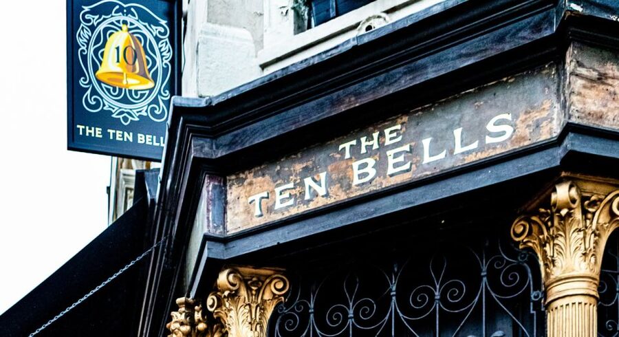 London: Jack the Ripper Walking Tour - French Huguenot architecture and Brick Lane pubs, the human backdrop to the case