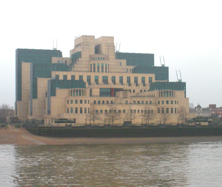 London: James Bond Shooting Locations Tour by Black Taxi - Westminster landmarks: seeing 10 Downing Street and Parliament from the road