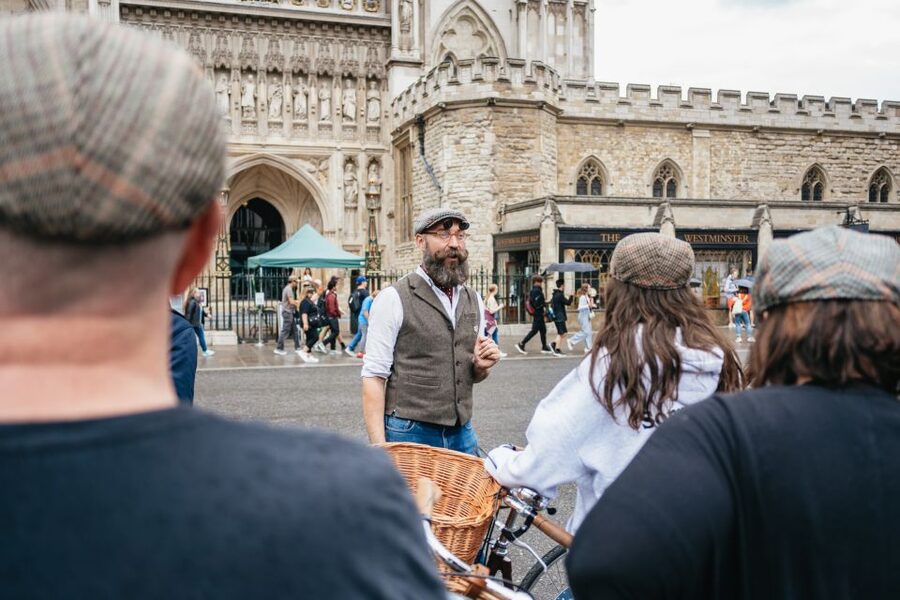 London: Landmarks & Secrets Bike Tour with Pub & Street Art - Buckingham Palace and Admiralty Arch: Watching the Royal Scene Roll By