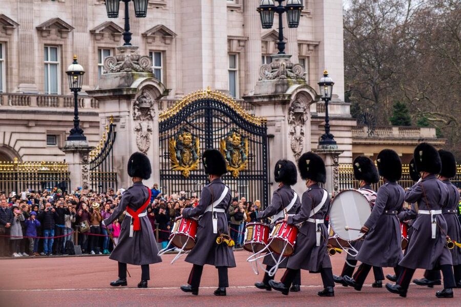 London: Private Guided Tour of Top Highlights by Car - Guide languages, group size, and comfort in the car