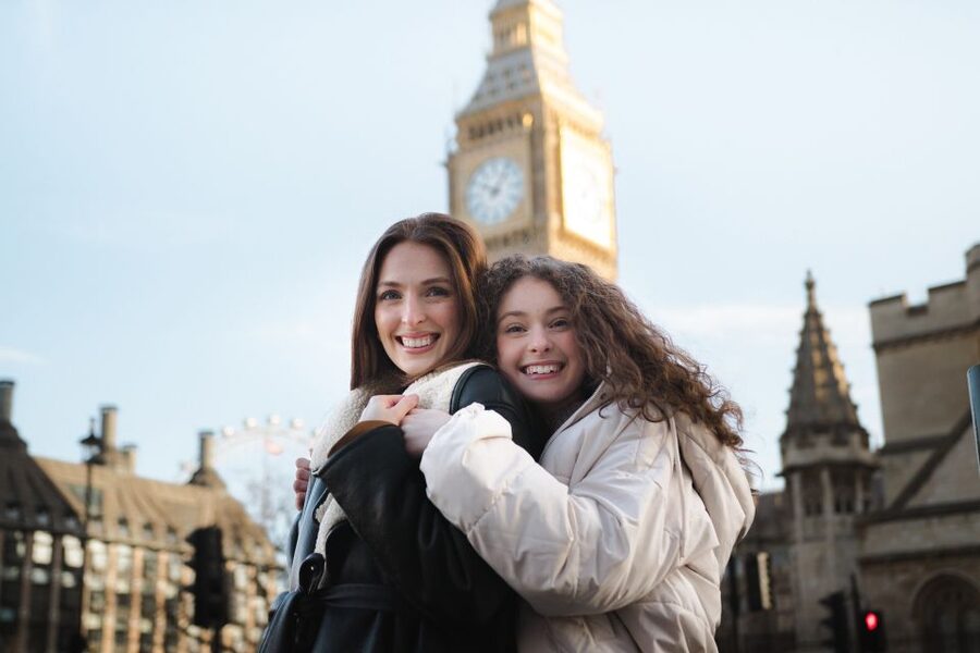 London: Private Landmark Tour with Professional Photographer - The starting point at Queen Victoria Memorial and how the session flows