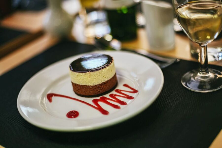 London: River Thames Dinner Cruise - Welcome Drink and the 3-Course British Menu