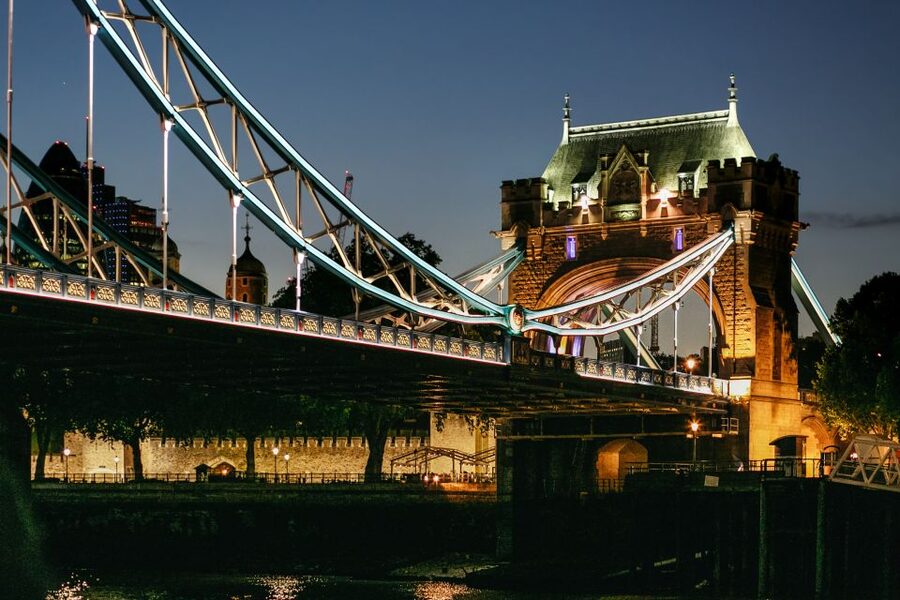 London: River Thames Dinner Cruise - Live Singer, Optional Dancing, and a Little Cabaret Energy