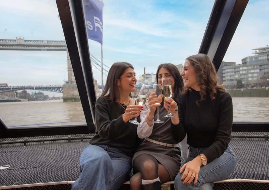 London River Thames Lunch Cruise - Comfort Notes: Fixed Tables, Motion, and Getting Around