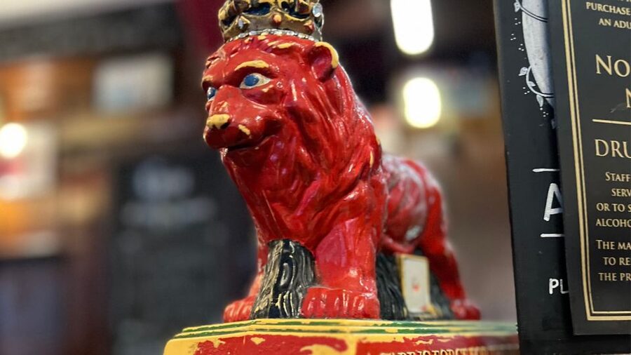London: Royal Historic Pubs Walking Tour - Secret Alleyways, Tunnels, and the Ed Sheeran Ear-Near Moment